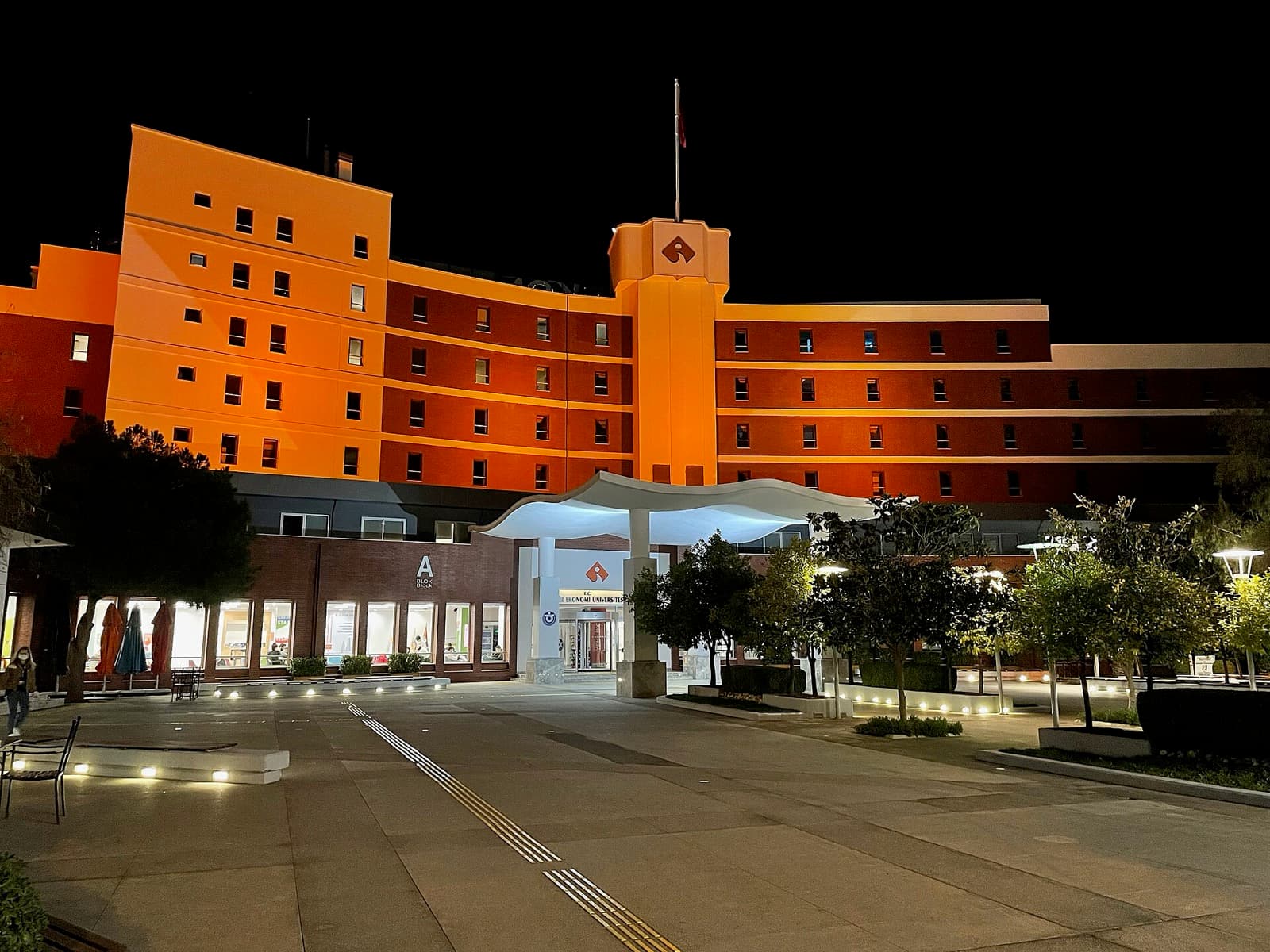 İzmir Ekonomi Üniversitesi, gece